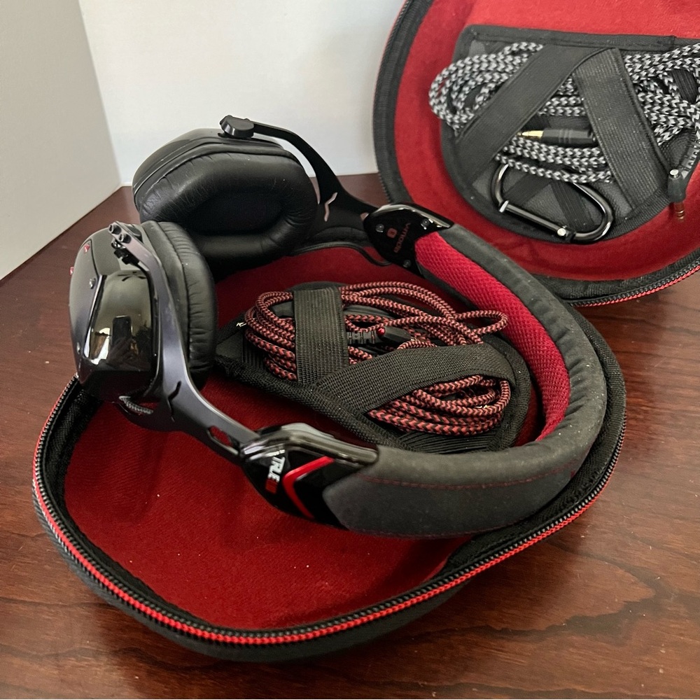 V-MODA for True Blood V-80 On-Ear Noise-Isolating Metal Headphones - Picture 8 of 13